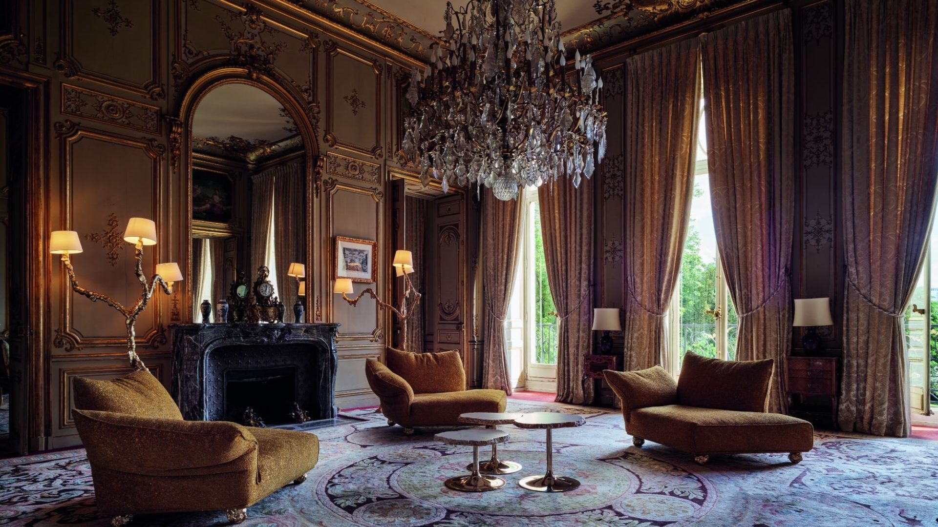  Standway, Ines und Cicladi. Die Einrichtung des kostbaren Salons der Allegorien besteht aus drei Sofas, die mit Minerals Collection Pure Gold bezogen sind, in Chaiselongue-Versionen mit Pepita-F&uuml;&szlig;en, Alabastertischen und einer vergoldeten Lampe. 