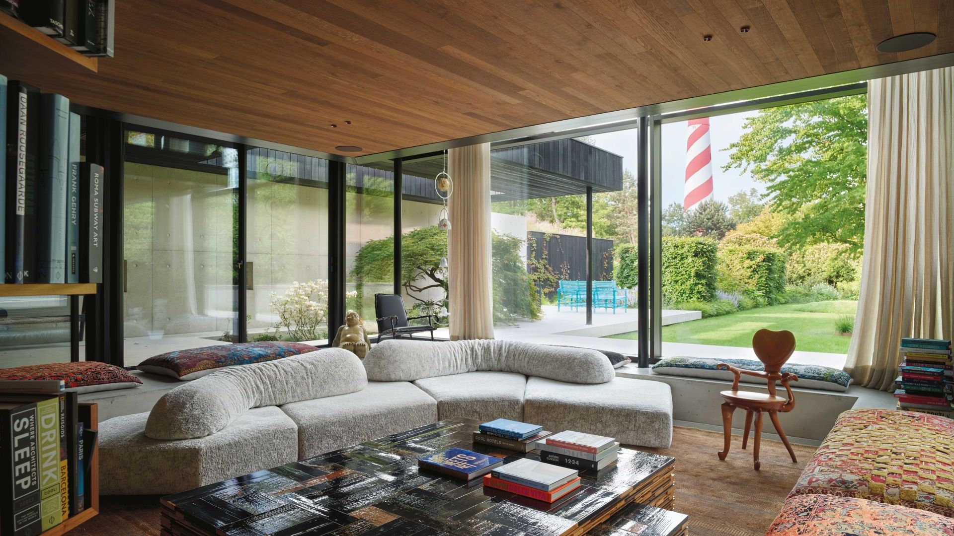   On the Rocks. &nbsp;Le canap&eacute; s&rsquo;ouvre sur une vue &agrave; 360 degr&eacute;s du paysage dans le salon de la villa. Avec les &oelig;uvres de Maarten Baas, Piet Hein Eek et Anton Gaud&igrave;. 