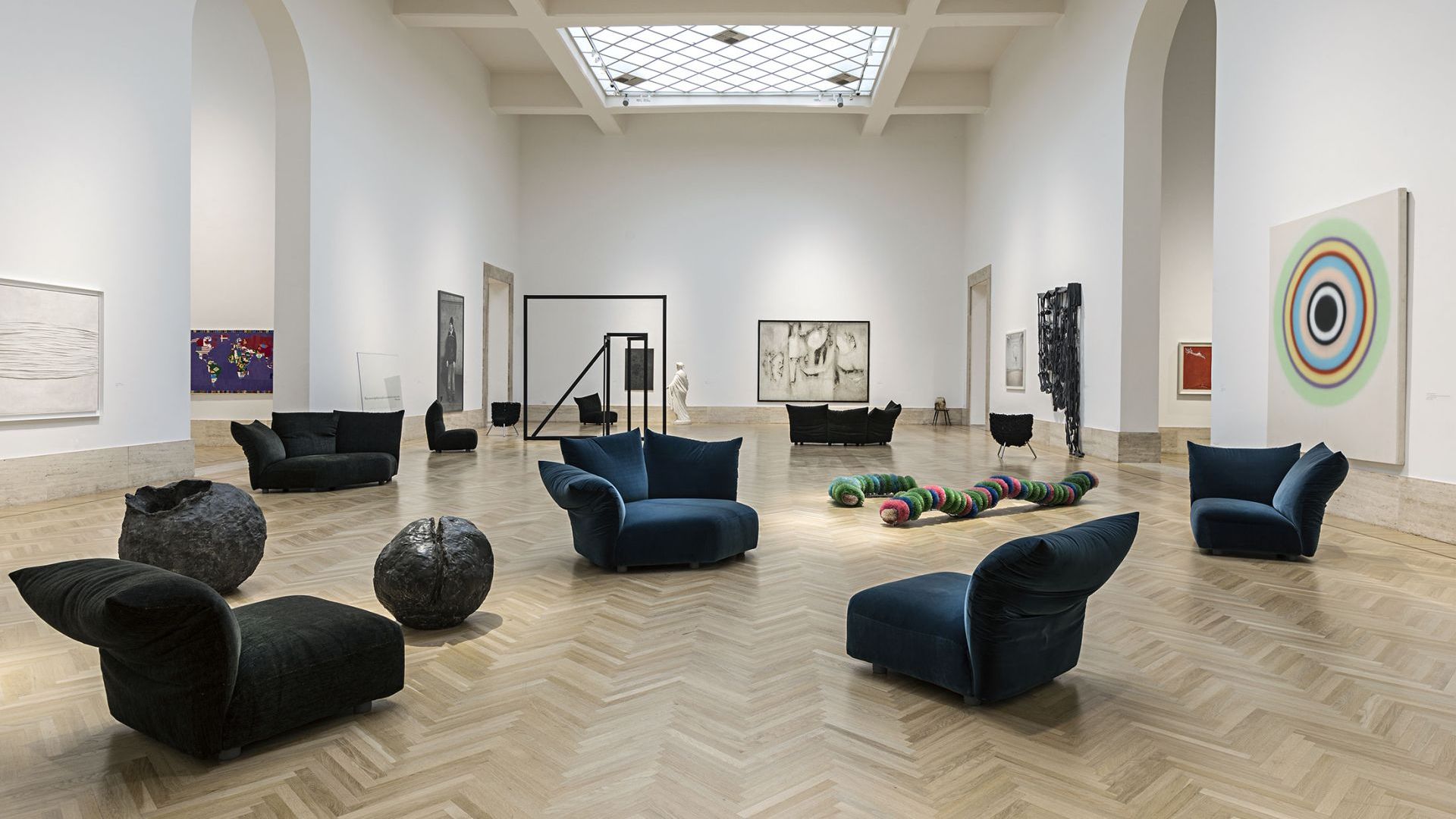  Die Nationalgalerie. 

 Die Produkte von Edra im Dialog mit den bedeutenden Werken der Galleria Nazionale d&rsquo;Arte Moderna e Contemporanea 

 in der Ausstattung Time is Out of Joint, deren Ausstattung von der Direktorin Cristiana Collu gewollt war. 