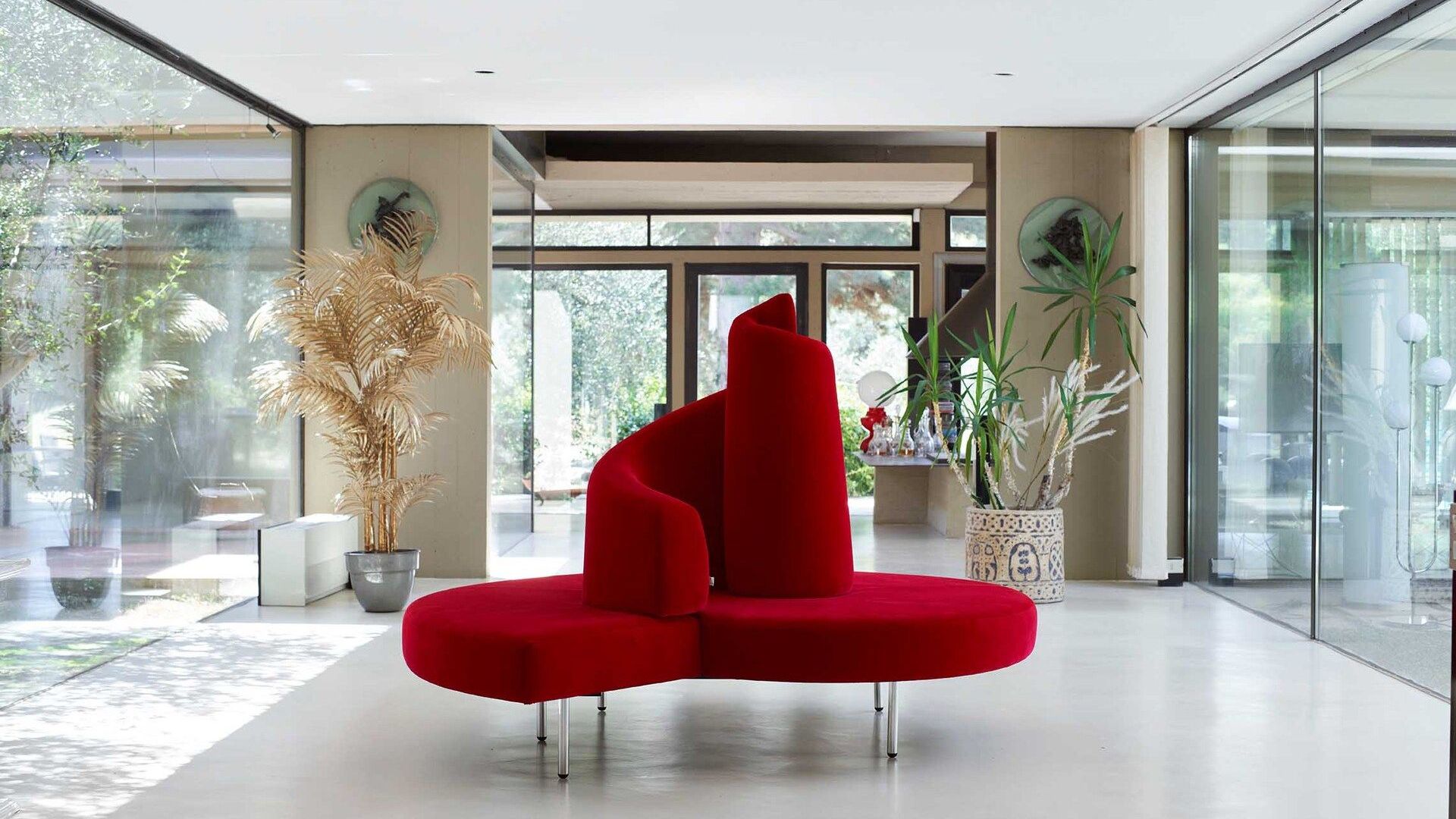   Tatlin . The sofa by Mario Cananzi and Roberto Semprini in the entrance area allows you to contemplate nature from different perspectives. 