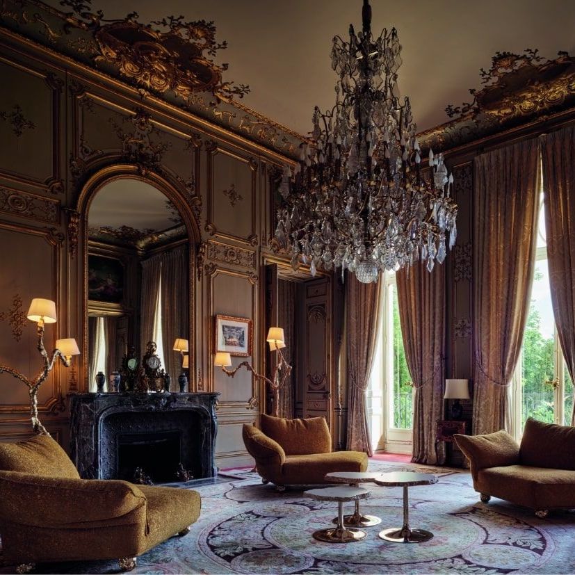  Standway, Ines und Cicladi. Die Einrichtung des kostbaren Salons der Allegorien besteht aus drei Sofas, die mit Minerals Collection Pure Gold bezogen sind, in Chaiselongue-Versionen mit Pepita-F&uuml;&szlig;en, Alabastertischen und einer vergoldeten Lampe. 