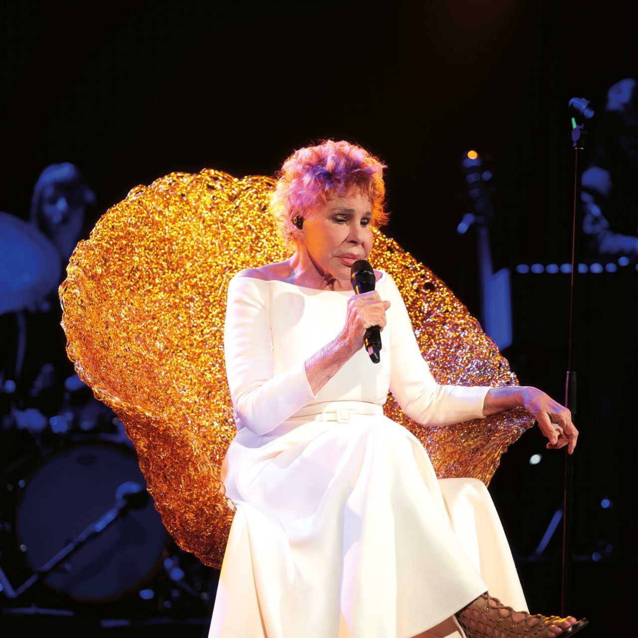  Ornella Vanoni mit dem Margherita-Sessel auf der B&uuml;hne w&auml;hrend der Italien-Tournee von &bdquo;Frauen und Musik&ldquo;, 2022 / 2023. 