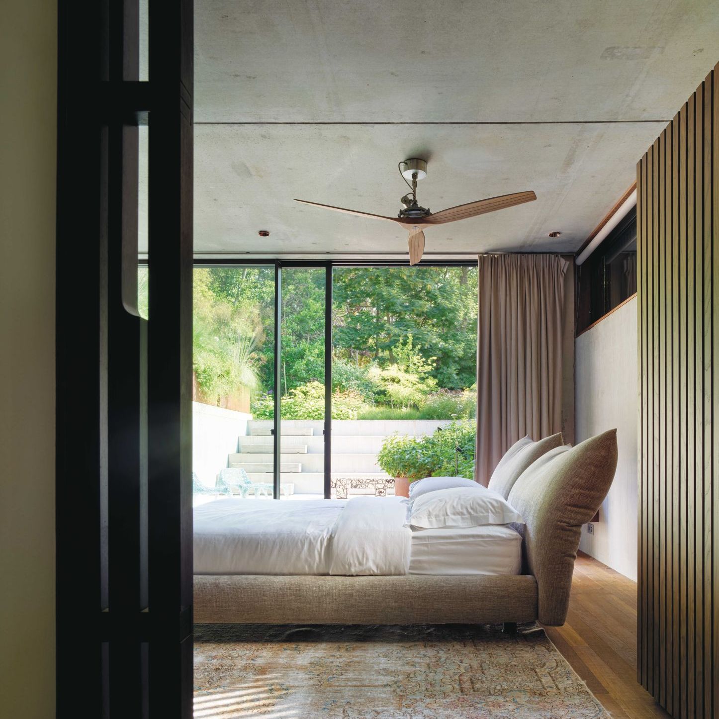   Stand by Me. &nbsp;Le lit dans la chambre d&rsquo;amis donnant sur le jardin 