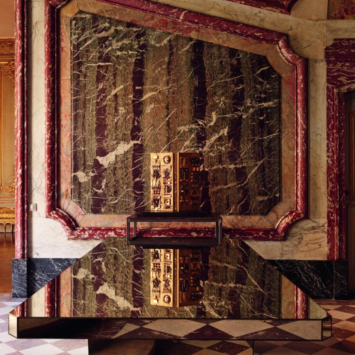  Phantom. Der komplett verspiegelte Tisch spiegelt den polychromen Marmor wider, der die W&auml;nde der gro&szlig;en Treppe schm&uuml;ckt. 