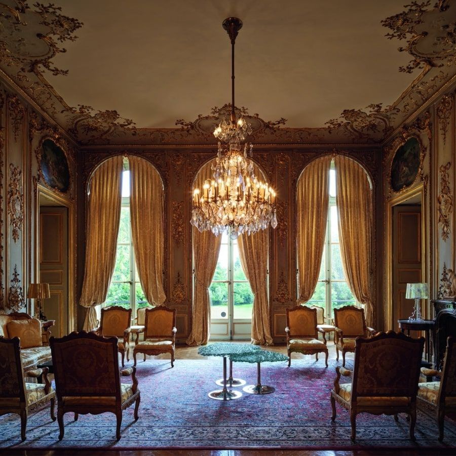  Die drei Couchtische im Vier Kontinente Salon. 