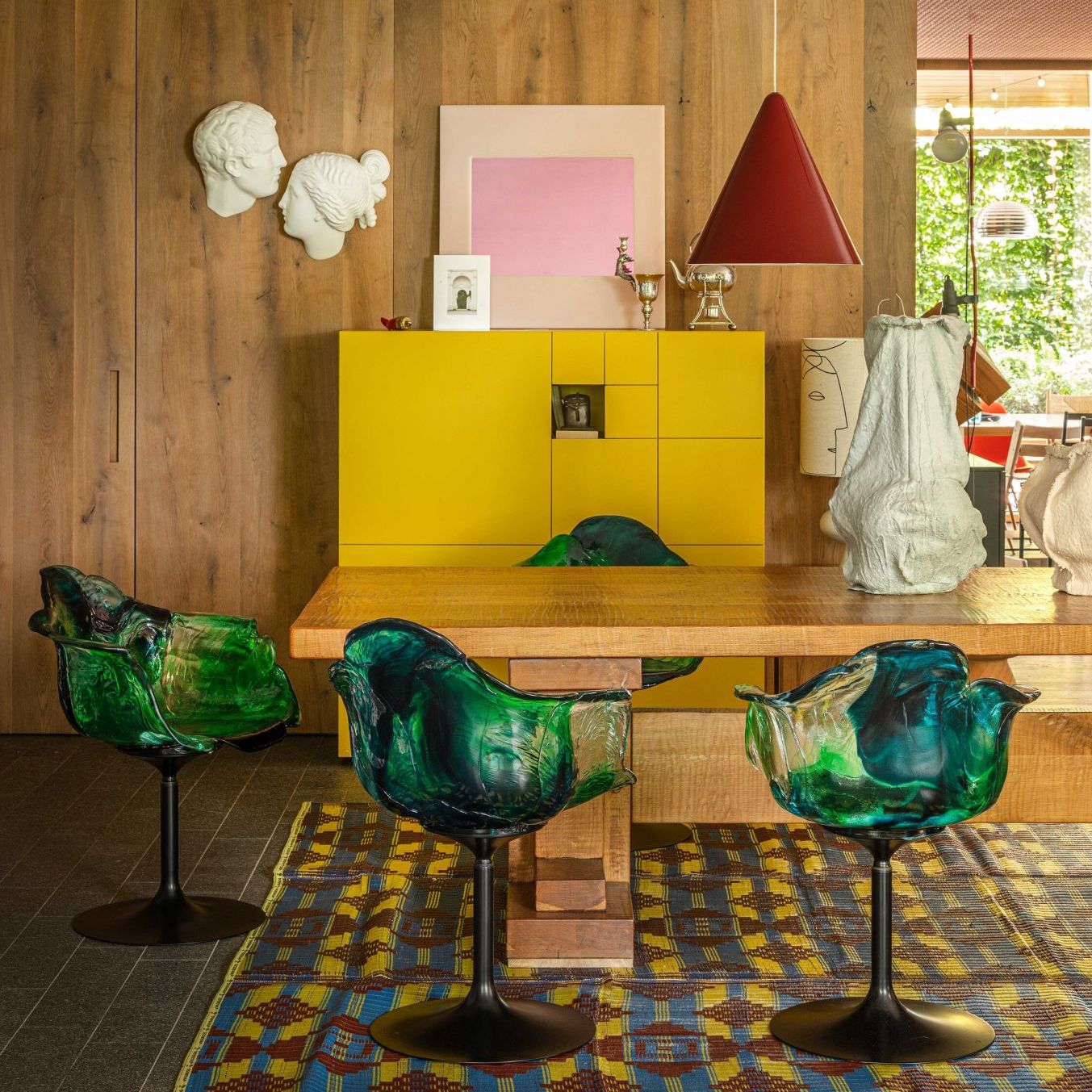 Ella. 
Les fauteuils aux p&eacute;tales translucides dispos&eacute;s autour de la table &agrave; manger illuminent la pi&egrave;ce par leurs jeux de lumi&egrave;re et de reflets. 