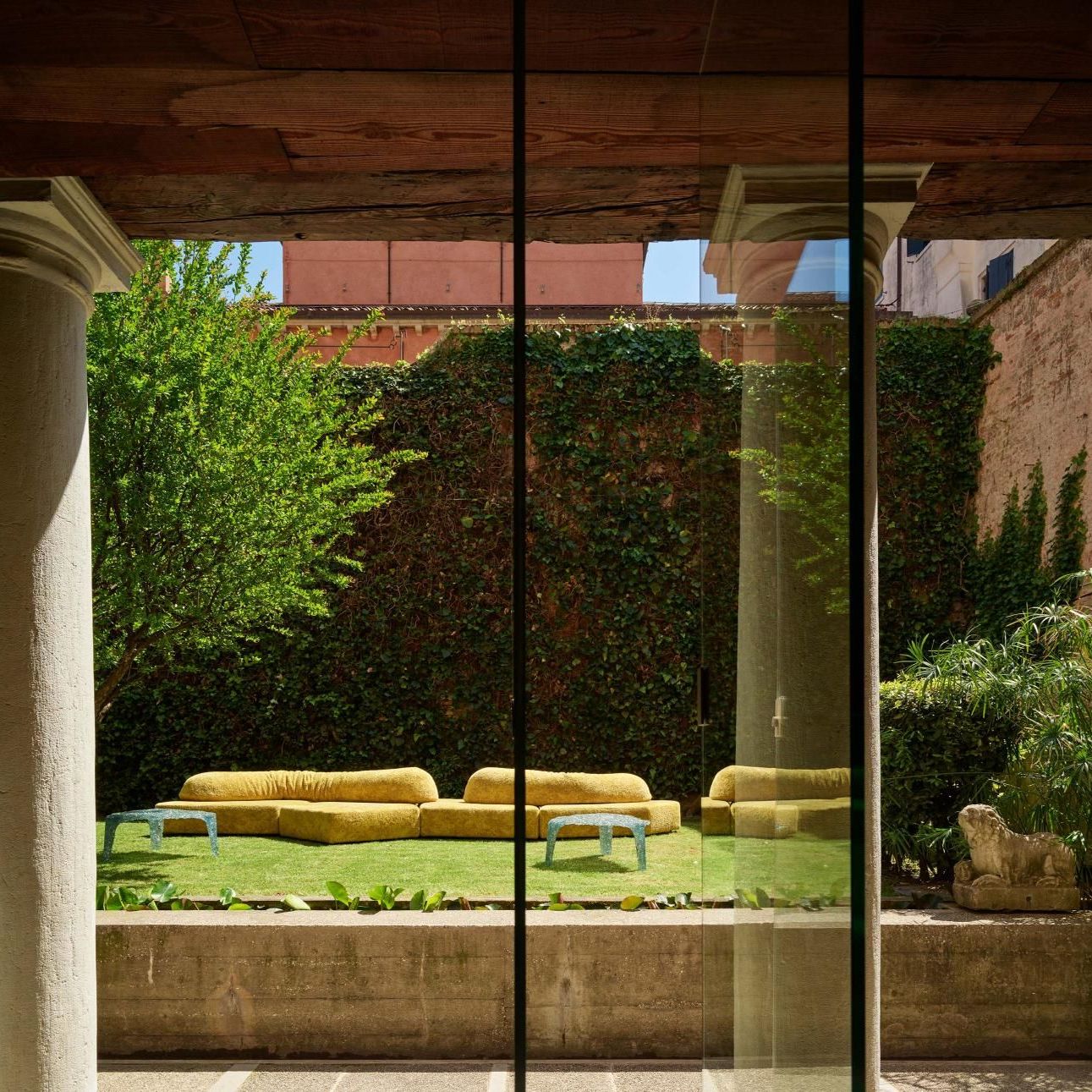  On the Rocks Outdoor und Veronica. 
Das Sofa mit Royal Yellow Every Stone bezogen und die Couchtische im von Carlo Scarpa gestalteten Garten. 