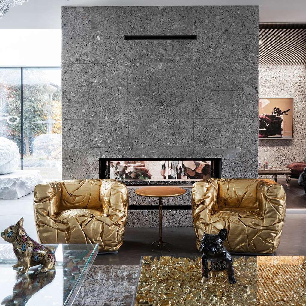   Sponge .&nbsp;Les fauteuils meublent l'espace de vie de la maison. 