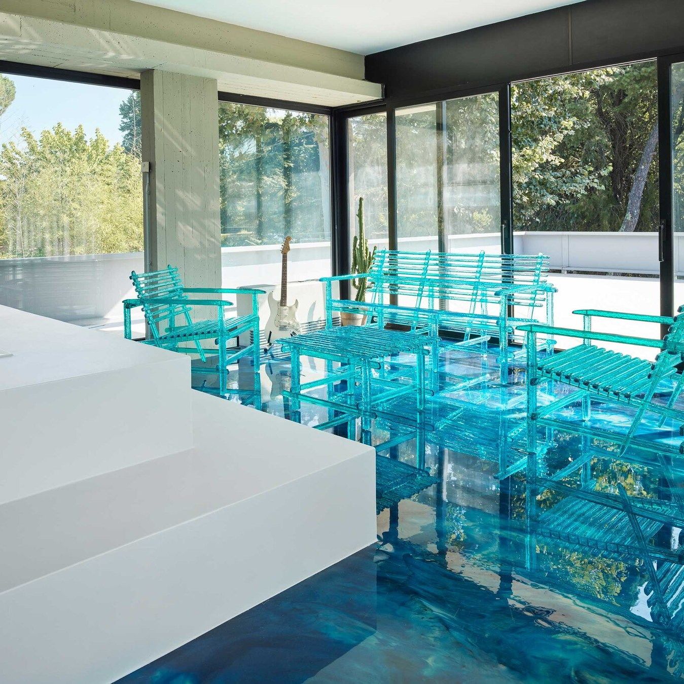   A'mare . The Jacopo Foggini collection on the Jacopo Foggini collection on the blue resin floor solidifies the water inside the Spa. 