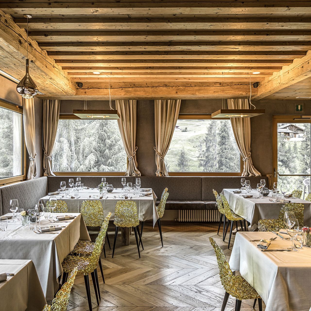  Gina  Gold -colored polycarbonate chairs, furnish the restaurant. and
  Blue Velvet  velvet armchairs. 
 