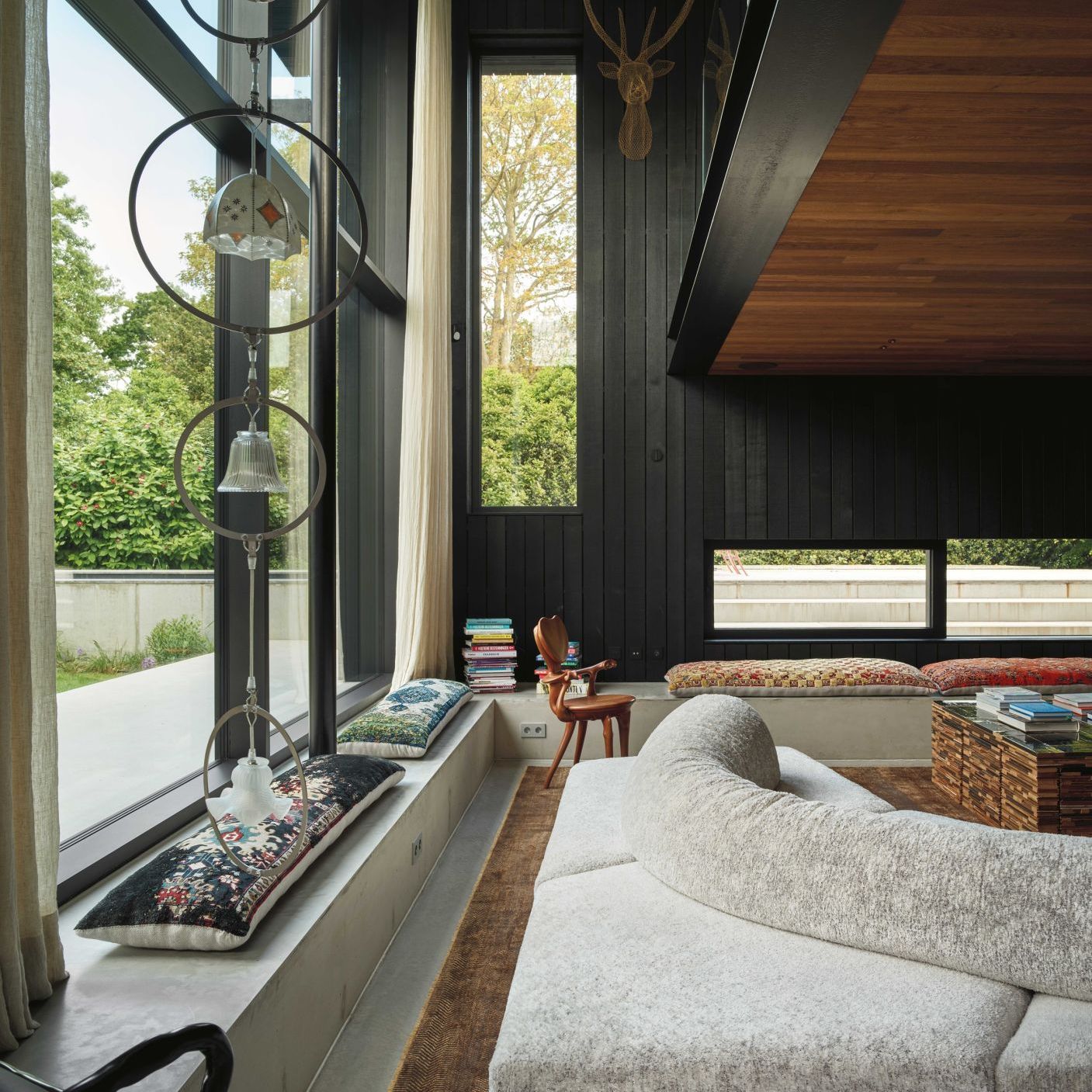   On the Rocks. &nbsp;Le canap&eacute; s&rsquo;ouvre sur une vue &agrave; 360 degr&eacute;s du paysage dans le salon de la villa. Avec les &oelig;uvres de Maarten Baas, Piet Hein Eek et Anton Gaud&igrave;. 