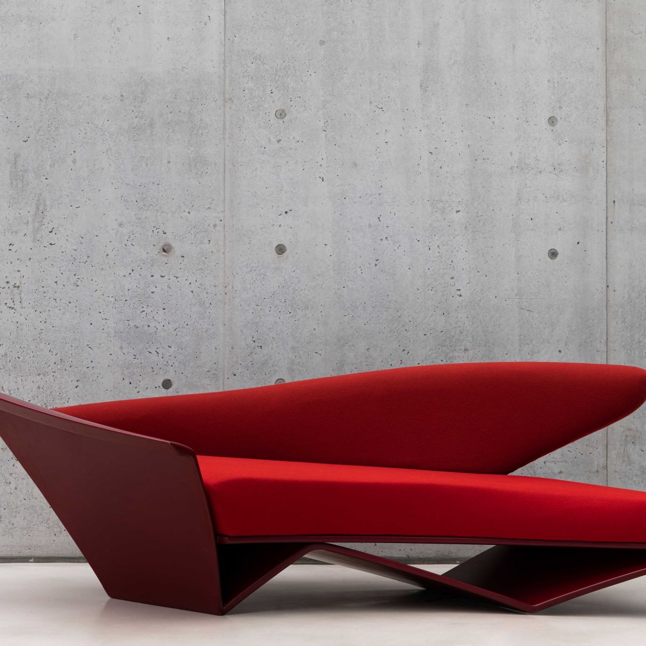  Red. Das Zaha Hadid -Sofa f&uuml;r EDRA fotografierte in Maxxi. 