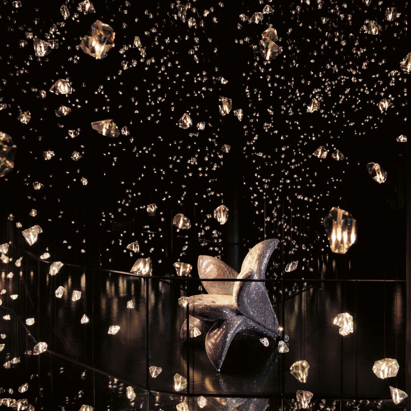  Diamond CristallizedTM con Swarovski&reg;. Getsuen, Flap e Tatlin con lo speciale rivestimento di cristalli nella stanza &ldquo;Pulse Voronoi&rdquo; di Rafael Lozano-Hemmer. 