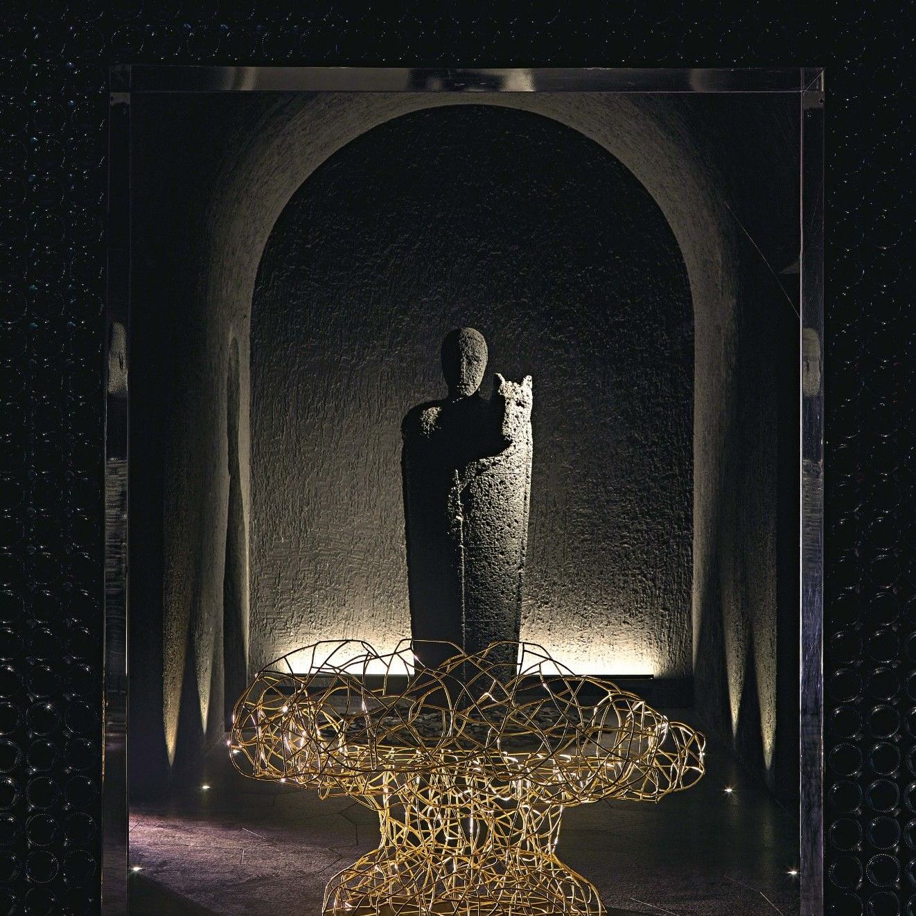  Corallo Gold steht vor Mimmo Paladinos &bdquo;Testimone&ldquo; (Zeuge), 2017. 