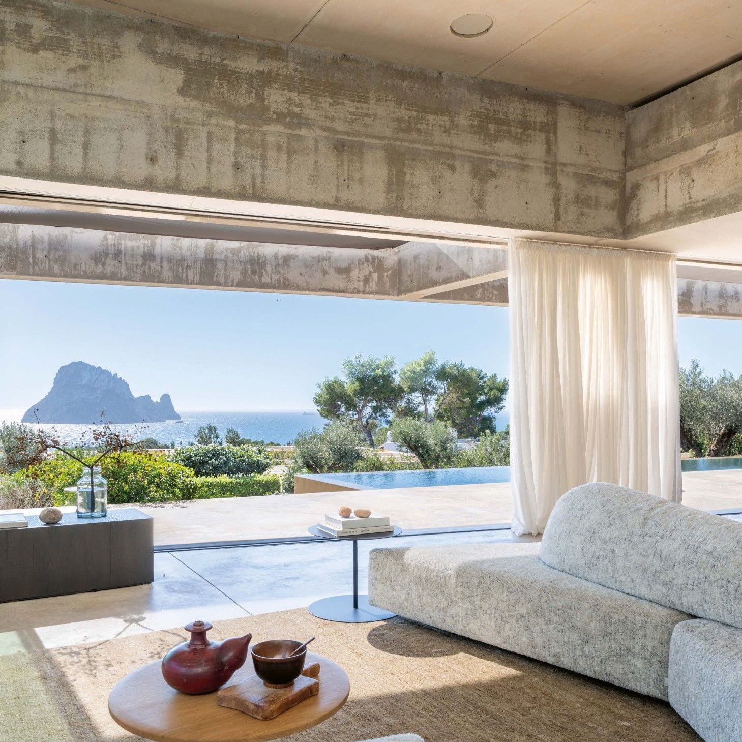  L&rsquo;esterno della villa. La piscina a sfioro &egrave; una spontanea prosecuzione del paesaggio mediterraneo. 