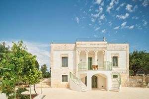  La villa Liberty nella campagna di Ostuni, immersa nella macchia mediterranea. 